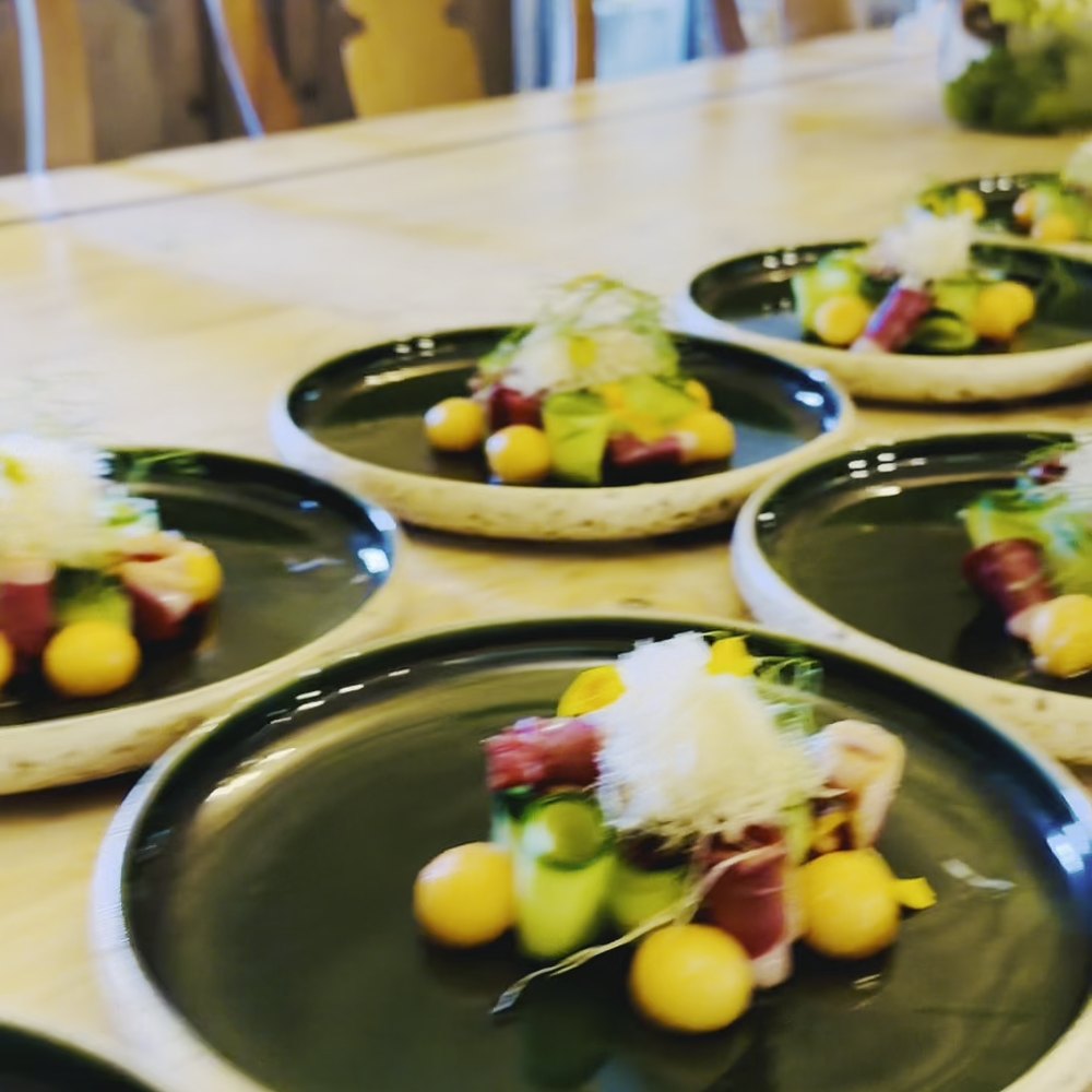 Assiettes dressées, prêtes à partir en salle