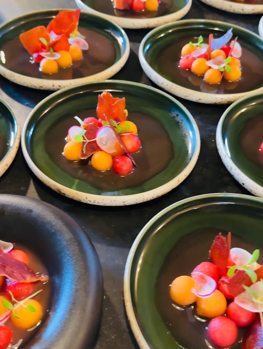 Mise en place des assiettes avant le service, dans la cuisine du chalet