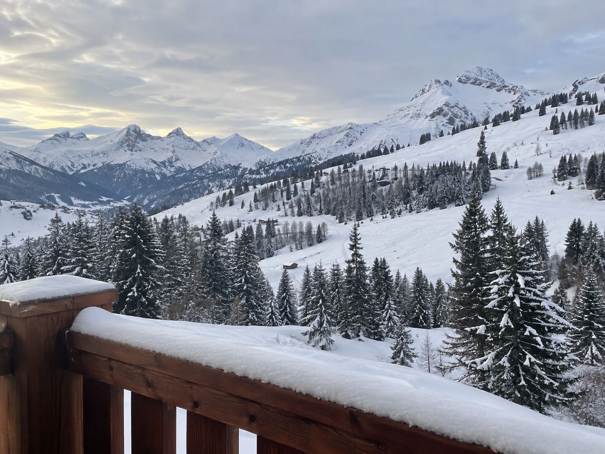 Les pistes de Courchevel depuis la terrasse d'un chalet