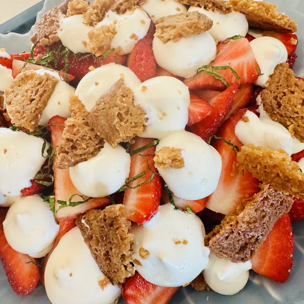 Dessert aux fraises et à la meringue