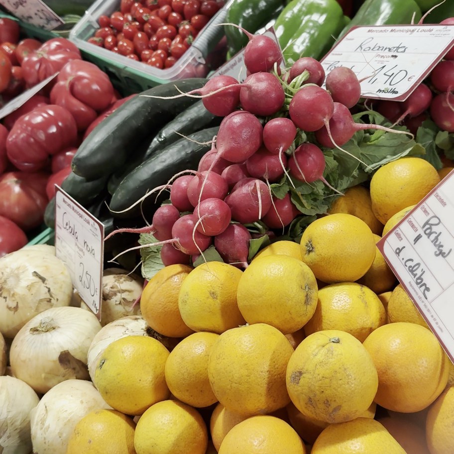 Légumes d'été sur un étal de marché