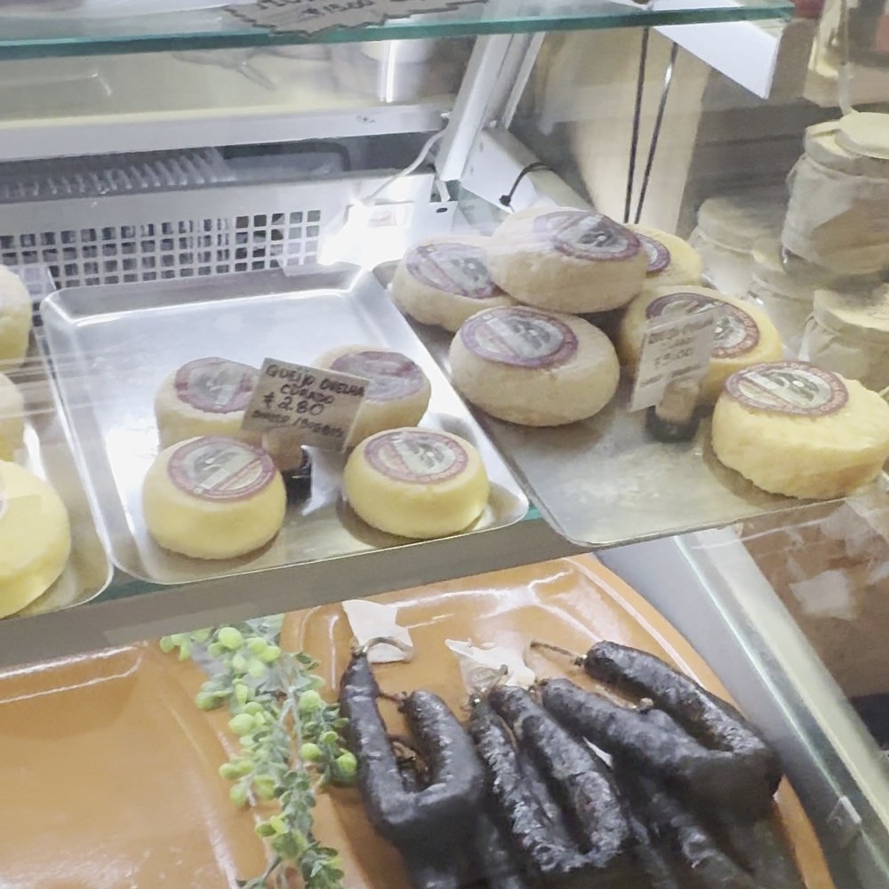 Vitrine de fromages et de charcuteries