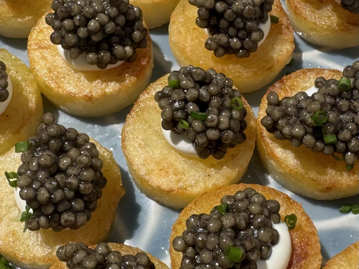 Bouchées au caviar, dressées pour le service